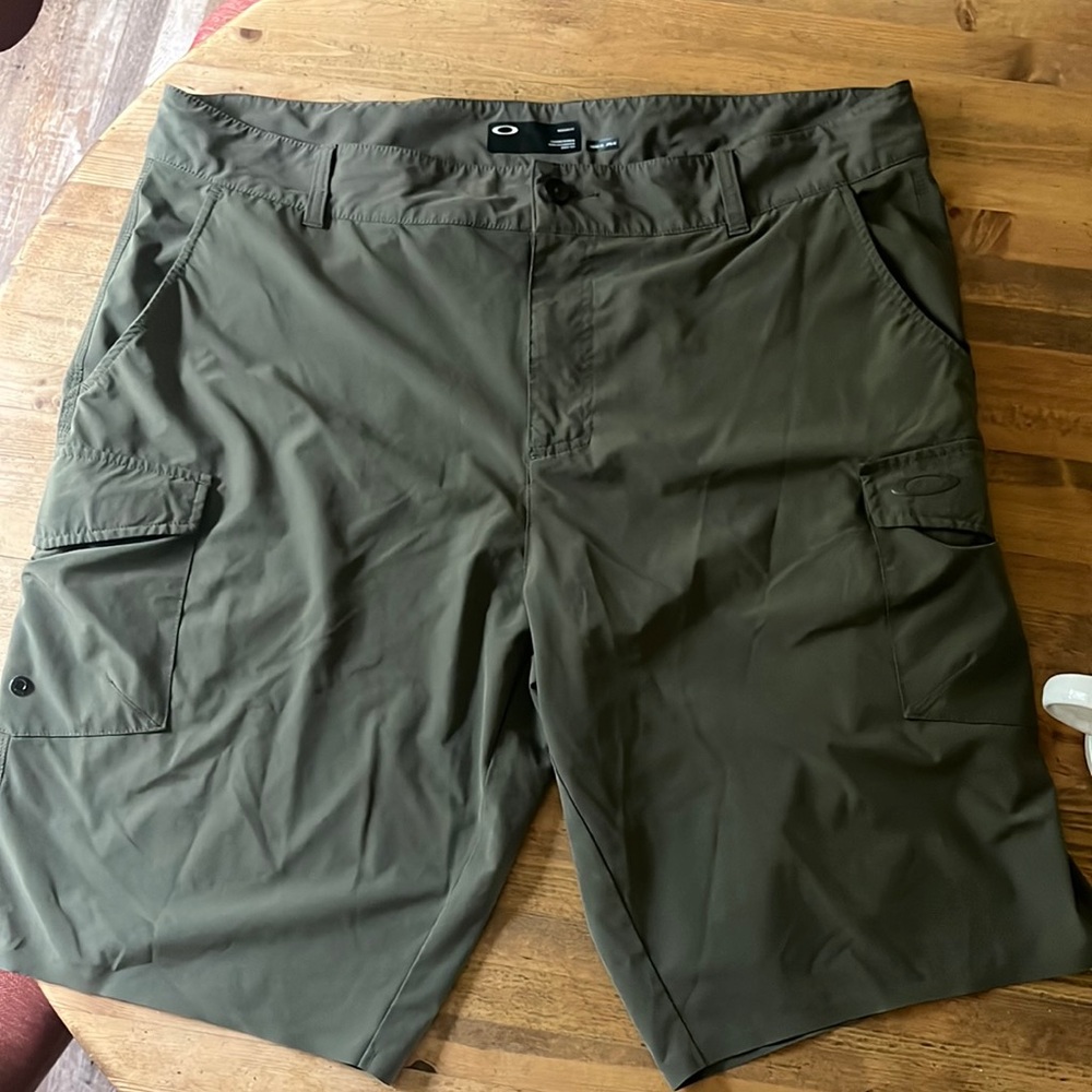 Men’s dark green Oakley golfing shorts